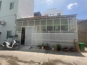 chính chủ nhờ bán nhà cấp 4 đường 5m khu đăng kiểm - vĩnh hoà - nha trang dt 80.6m2, ngang 7.43m