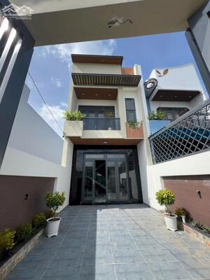 BÁN NHÀ PHỐ TRUNG TÂM XÃ LONG TRẠCH HUYỆN CẦN ĐƯỚC TỈNH LONG AN NGAY KCN CẦU TRÀM – 110M² – SHR – GIÁ 2 TỶ 700