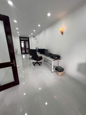 cho thuê mặt bằng tầng 1 nhà mới xây. dt: 100m². giá thuê: 10,5 triệu/tháng
