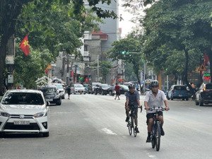 đấu giá vân nội, xe tải tránh giá nhẹ nhàng.