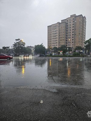 nhà xây độc lập 01 căn duy nhất ngõ thông ô tô. sổ đỏ hoa hậu