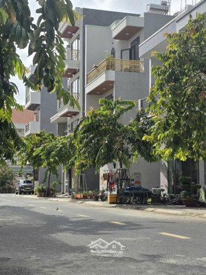 bán gấp nhà 1 trệt 1 lầu khu tđc đông hòa, trung tâm dĩ an diện tích