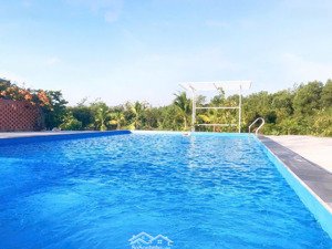 bán homestay gần 7000m2.đường otô. sát kdl núi cậu - sổ hồng - hồ bơi - nhà -vườn cây.giá 12 tỷ 500