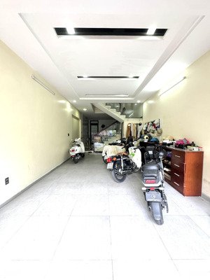 cần bán nhà 4 tầng sau nhà mặt đường tại phố thiên lôi phía chợ đôn, ôtô để trong nhà.
dt 80m2