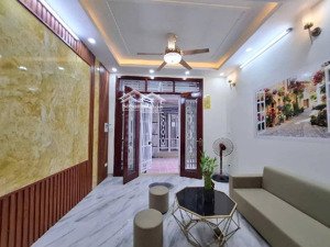 nhà đẹp đầy đủ nội thất 32m 4 tầng, vkck trẻ rất phù hợp, giá hơn 4 tỷ