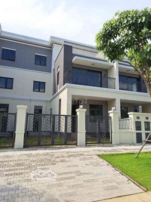 ngộp ngân hàng cần bán gấp nhà phố aqua khu valencia 6x19,5 giá 5tỷ850. lh 