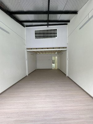 cho thuê nhà mặt tiền quận 5, ngay chợ lớn, diện tích 120m2, khu chợ đông đúc tiện kinh doanh