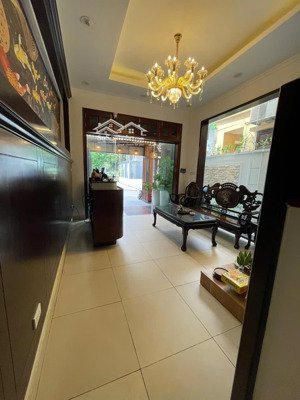 cho thuê nhà ngõ 68 trung kính dt 70m x 4.5 tầng mt5m giá 25tr