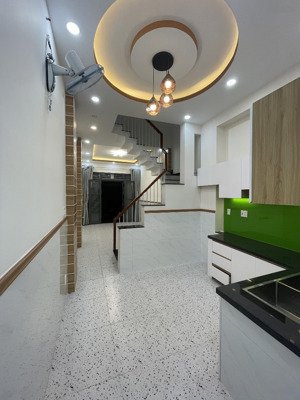 kẹt tiền bán gấp nhà hxh nguyễn tiểu la, dt:4.5*12m, 4 tầng ,giá chỉ 8.9 tỷ