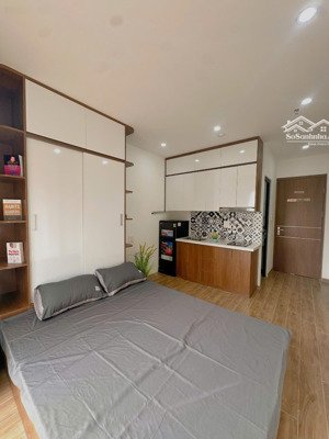 cho thuê căn studio dt 22m2, nội thất đầy đủ, thang máy, ban công, ở ngay, lh 