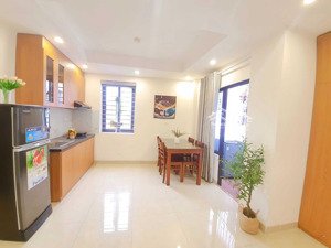 cho ccmn 1 ngủ 1 khách 40m2 tại phố quan nhân có ban công, máy giặt riêng, có bảo vệ 24/7