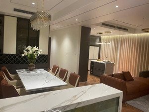 bán căn hộ chung cư 152,4m2 thiết kế nội thất cao cấp đẹp rất tâm huyết để ở lâu dài.