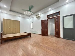 bán nhà mới xây 5 tầng- 3 phòng ngủ - vừa ở vừa kinh doanh lô góc siêu hiếm -vị trí đẹp.