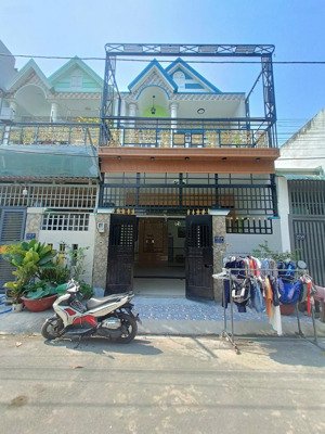 chính chủ gửi bán nhà đường bà điểm 4, gần trường tiểu học bùi văn ngữ tphcm .