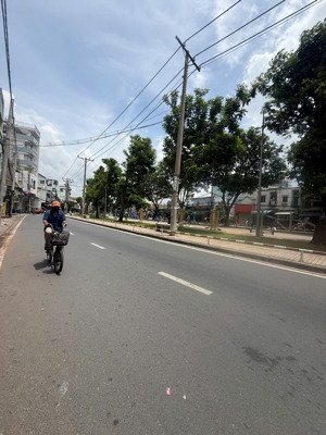 mặt tiền kd lê thúc hoạch nd, 4 tầng thang máy mới tinh, 81m2 ngang 9m, view công viên