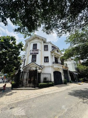 bán biệt thự vườn đào 655 lạc long quân, 275m2 x 5t x mt 20m, vỉa hè sân chơi, đối mặt lotte