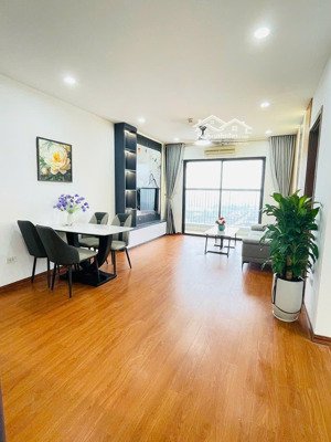 vinaconex vina2 cao cấp nguyễn xiển, 75, 2 ngủ 2wc, 5tỉ xíu, có sổ xịn.
toà mới xây 2020 có bể bơi