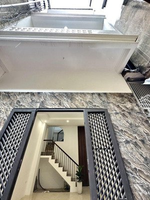 nhà đê la thành 40m2 5 tầng 6 tỷ chín