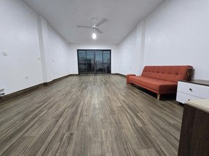 cho thuê nhà văn phòng. 6 tầngx60m2. thang máy, điều hoà. giá 40 triệu. ở sướng làm văn vp cực đẹp