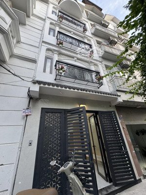 nhỉnh 9 tỷ, ô tô đỗ cửa, nhà 5 tầng còn mới ngay hồ bồ đề - long biên