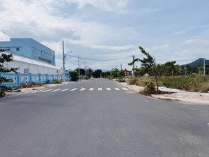 cần bán vài lô đất tđc ngọc hiệp nằm trục đường chính 20m đối diện khu công nghệ cao