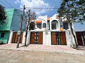 nhà cho thuê 12tr/tháng, cần bán gấp giá 2 tỷ 400 sổ hồng riêng, gần chợ bình chánh giá tl