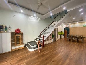 cho thuê căn liền kề xẻ khe vinhomes marina. rất phù hợp cho công ty thuê vừa làm văn phòng vừa ở