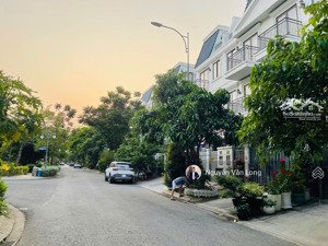 nhà phố đang hoàn thiện cơ bản mới 100% chưa qua sử dụng, có thể thiết kế theo ý muốn của khách