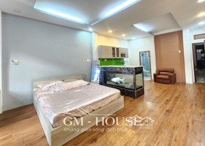 ngay tại ngã tư hàng xanh - đầy đủ nội thất - kèm cửa sổ cùng ban công riêng.