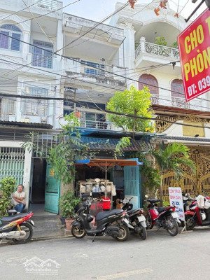 nhà mặt tiền - có 8 phòng - đang cho thuê 20tr - 82m2