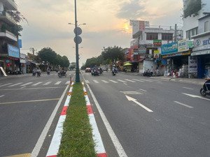 2 mặt tiền trước sau đường lê văn việt gần ký túc xá spkt