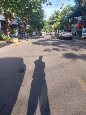 bán nhà cấp 4 dt 115 m2 ngang 5.1m đường 7m5 lề 4m đường phan bá phiến trục thẳng hướng ra biển