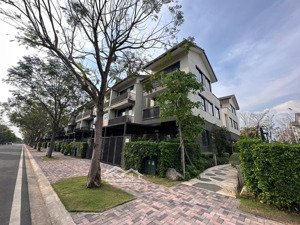 chủ cần tiền cần bán gấp nhà phố vườn 2 lầu vị trí đẹp chỉ 4.660 tỷ, lh: mr. đạt