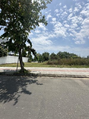 có 1 0 2 những lô đất đẹp nhất ngay khu đô thị phước trạch hội an. giá 52tr/m2. lh ngay 