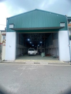 cho thuê kho xưởng mới xây yên viên, gần chợ ninh hiệp, dt 300m2 đường container vào tận nơi