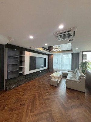 tôi cần bán chung cư 176 định công 74m2, 2 ngủ , 2 vs nhỉnh 5 tỷ