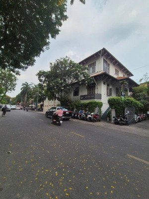 biệt thự cổ - sài gòn thập niên 60, 3 tầng mặt tiền tú xương, giá 200 tỷ