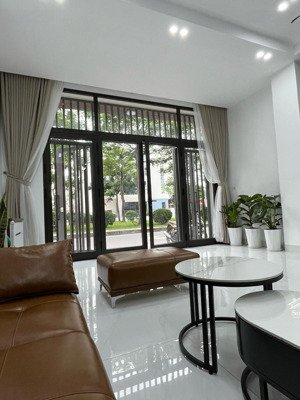 bán lk kđt an hưng - hà đông. dt 83m. 5 tầng. mặt tiền 5m. giá 28.5 tỷ (còn thương lượng)