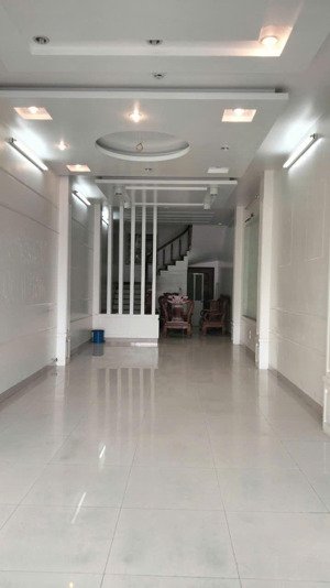 cho thuê nhà lô 22 lê hồng phong 5 tầng, 5 phòng ngủ chỗ đỗ xe thoải mái.