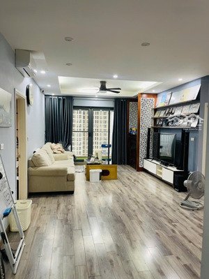 chính chủ bán căn 146m2. tầng trung, căn góc, full nội thất, 3pn - 3vs. có slot ô tô, cửa đn