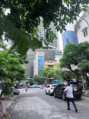 cổ nhuế 104m2 đất x 5,5m mặt tiền , ngõ ô tô , gần phố , giá thương lượng.
lh : 