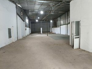 kho xưởng mặt đường đại lộ thăng long, hoài đức dt 500m2, xe công, điện 3fa, tôn chống nóng, 25tr.