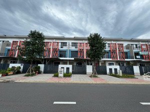 bán nhà 1 trệt 2 lầu mặt tiền chính đối diện cụm tiện ích 3 ha - sổ hồng riêng