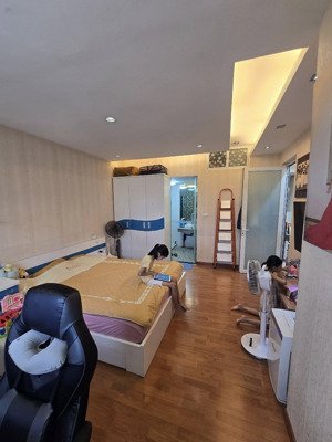 cần bán gấp căn hộ siêu vip 100m2 tầng trung lô góc 3 thoáng vieu hồ, full nội thất