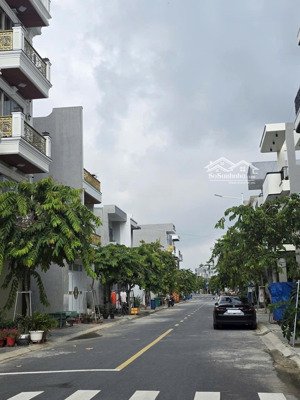 nhà trệt lầu, tái định cư đông hoà c, ngay sát quốc lộ 1 k.60 m2.đường 8m vỉa hè.giá 5 tỷ 2 tl chủ