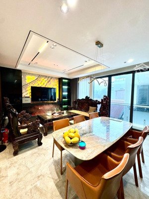 siêu phẩm trung tâm phố ngọc lâm - 52m2 x mt6,4m - ô tô vào nhà - thang máy - vị trí đẹp - nở hậu