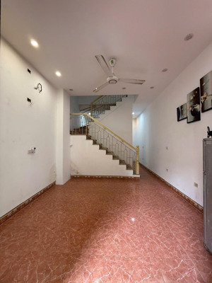 bán nhà 2 tầng, dt 40m2 tại ngõ 93 chu huy mân, ô tô vào tận nơi, khổ đẹp