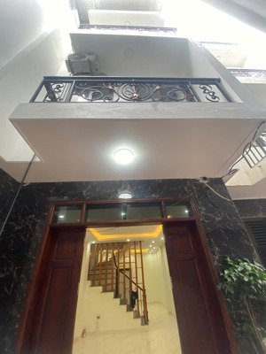 nhà 3,5t*42m2 full nội thất, sát chợ, gần hồ. ngõ nông ô tô đỗ cổng, gần đại lộ. giá 3,75 tỷ(có tl)