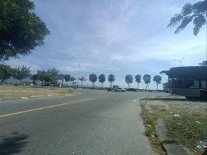 cần bán đất ngay nam việt á lô góc diện tích khủng 1 mặt tiền, 2 mặt kiệt ô tô kề biển, sát sông