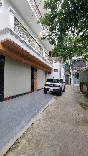 siêu phẩm ô tô vào nhà quận tâ hồ